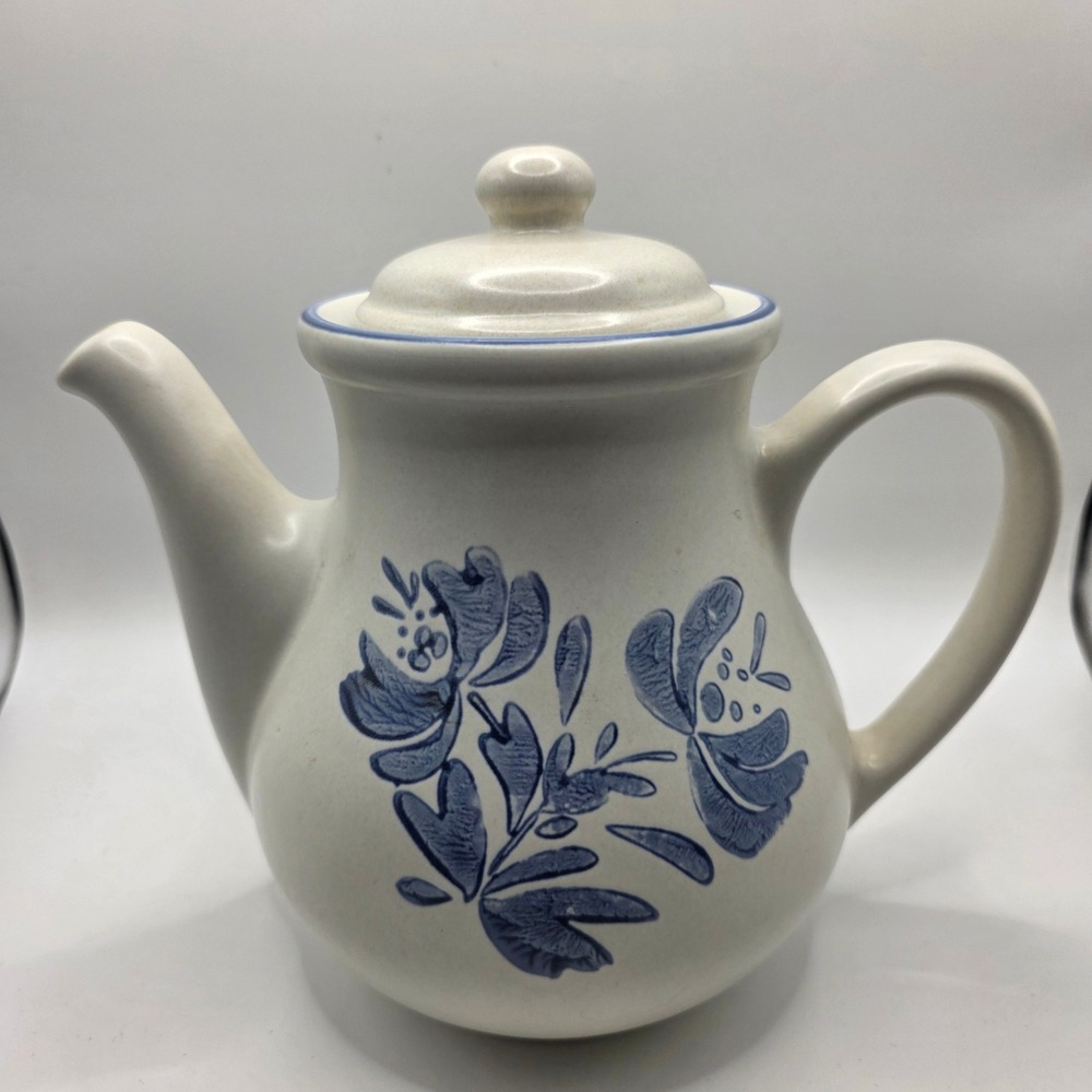 Pfaltzgraff Yorktowne 48 oz Beverage Server Teapot Blue Floral Stoneware 490 USA